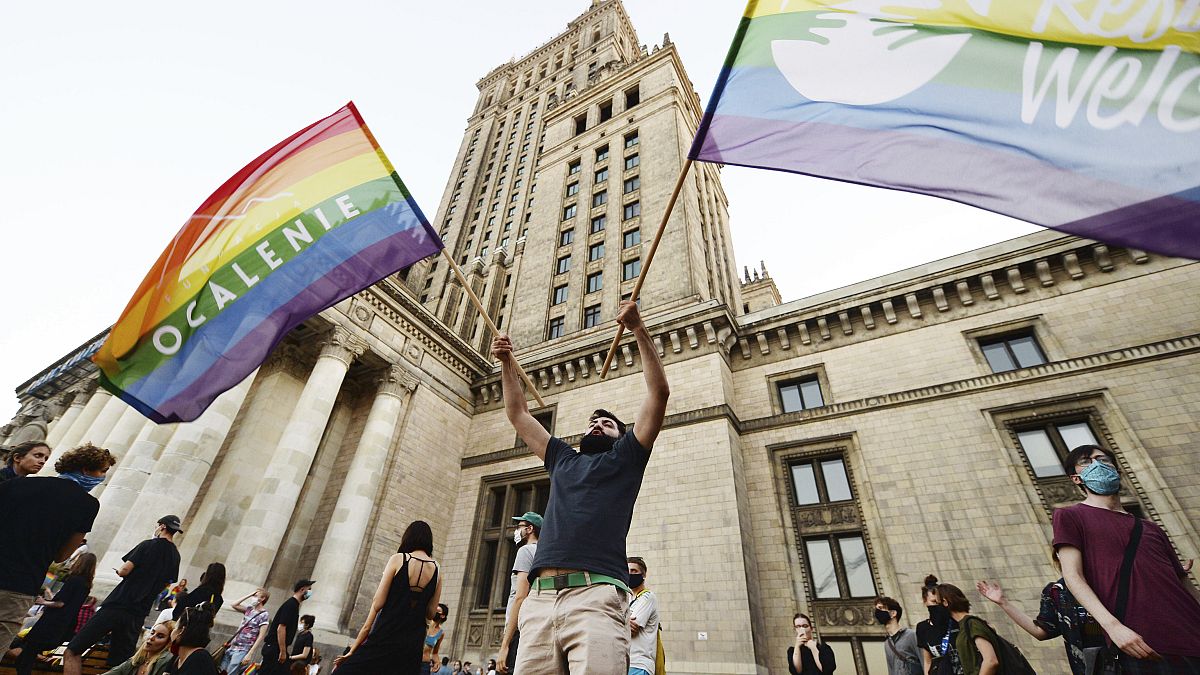 Los partidarios de los derechos de los LGBT protestan en Varsovia, Polonia, el sábado 8 de agosto de 2020.
