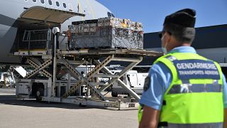 طائرة عسكرية فرنسية في مطار رواسي شمال باريس يتم تحميلها بمساعدات للبنان