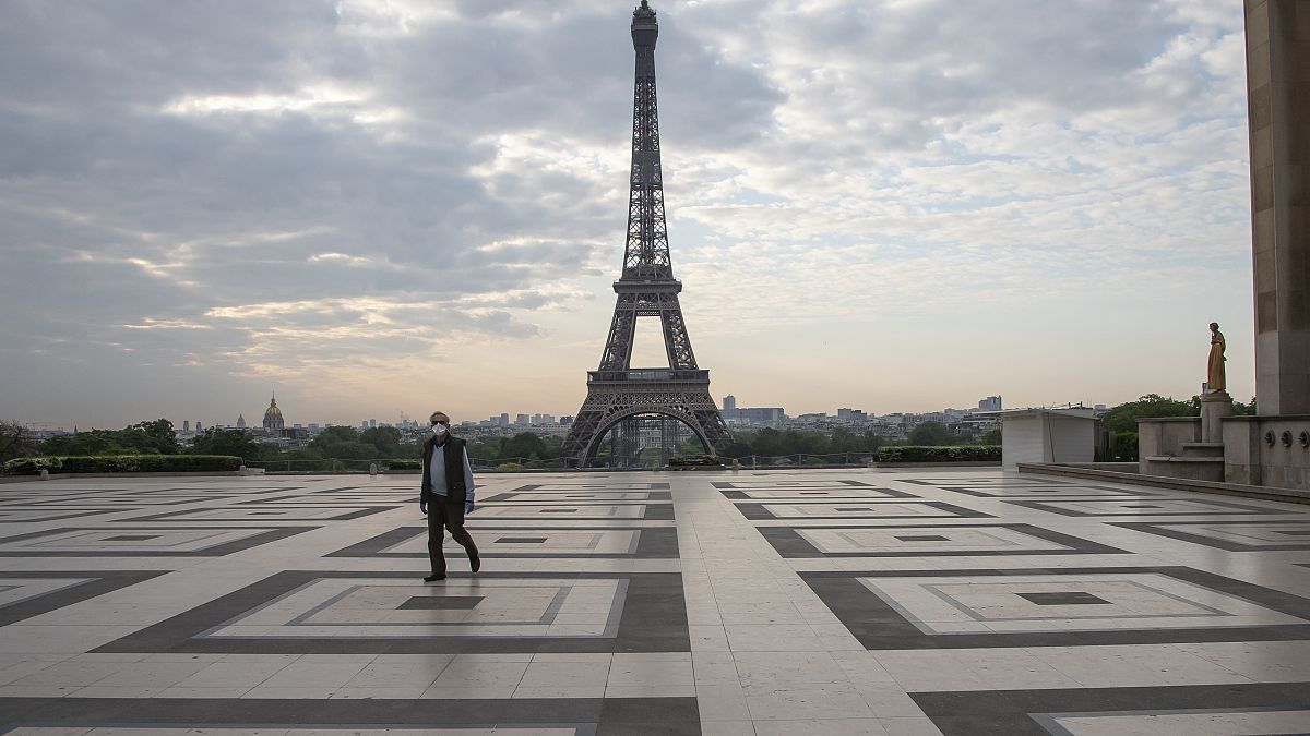 ساحة تروكاديرو أمام برج إيفل في باريس. 