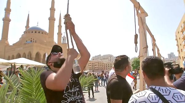 رفع متظاهرون مشانق رمزياً خلال احتجاجات الأمس رفع متظاهرون مشانق رمزياً خلال احتجاجات الأمس