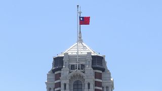 علم تايوان يرتفع أعلى أحد المباني في تايبيه