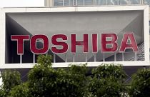 Toshiba binası önündeki logo