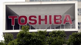 Toshiba binası önündeki logo