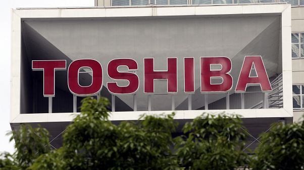 Toshiba binası önündeki logo Toshiba binası önündeki logo