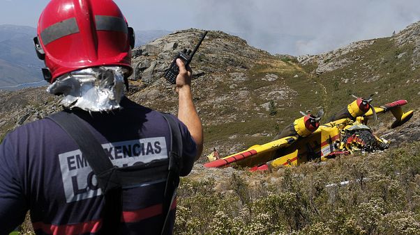 Bombeiro espanhol no local da queda do canadair Bombeiro espanhol no local da queda do canadair
