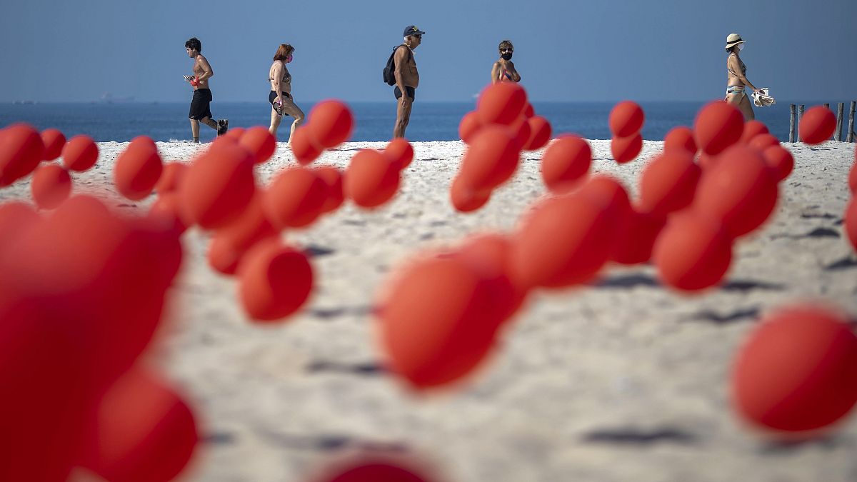 شاهد: البرازيل تطلق ألف بالون أحمر تخليداً لذكرى ضحايا كوفيد-19