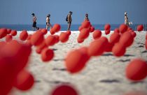 پرواز هزاران بادکنک قرمز در اعتراض به افزایش قربانیان کرونا در برزیل