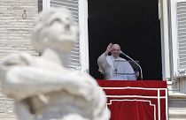 البابا فرنسيس في شرفته المطلة على ساحة القديس بطرس في الفاتيكان 