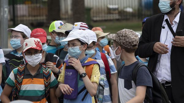 Maske giyen çocuklar Maske giyen çocuklar