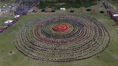Tibet'te geleneksel gösteri 'dünyanın en büyük dansı' ilan edildi