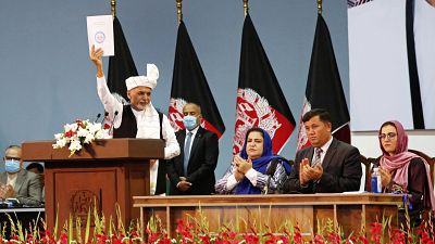Afeganistão liberta 400 talibãs