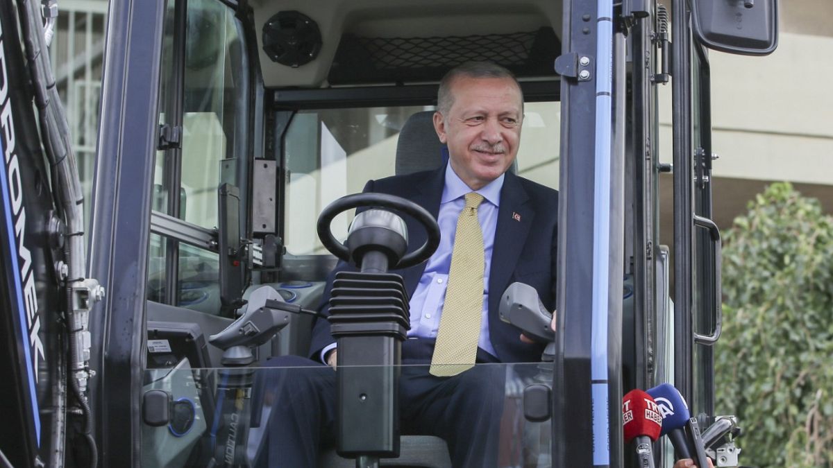 Cumhurbaşkanı Recep Tayyip Erdoğan yerli elektrikli ekskavatörü kullandı