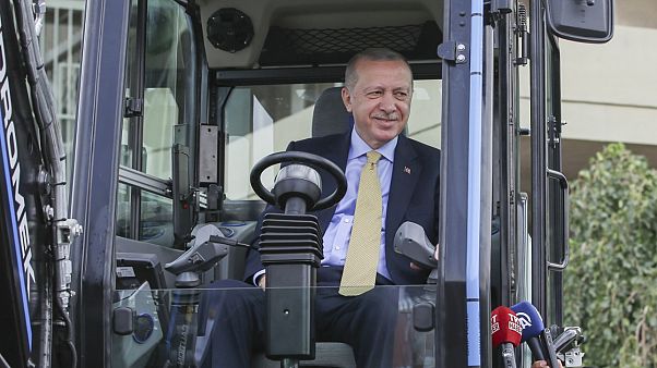 Cumhurbaşkanı Recep Tayyip Erdoğan yerli elektrikli ekskavatörü kullandı Cumhurbaşkanı Recep Tayyip Erdoğan yerli elektrikli ekskavatörü kullandı