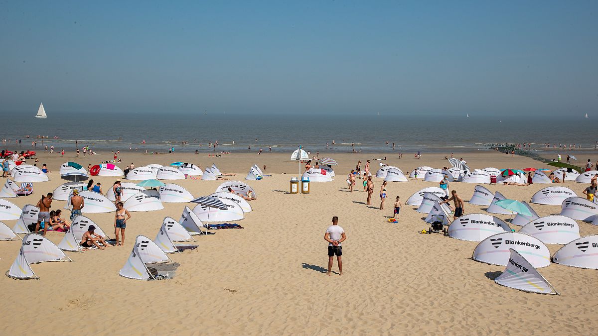 Βέλγιο: Άγριο ξύλο σε παραλία λόγω...κορονοϊού. 