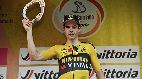 Wout van Aert sul palco di Sanremo. Wout van Aert sul palco di Sanremo.