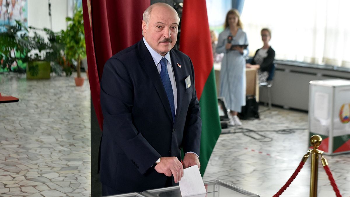 Alexandre Loukachenko votant à Minsk, à l'occasion de la présidentielle organisée au Bélarus, le 9 août 2020. 