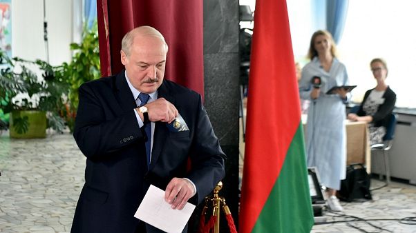 Lukashenko votando Lukashenko votando