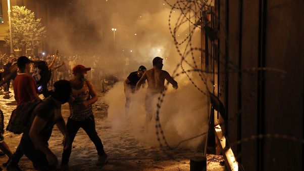 Egyre durvább kormányellenes tüntetések a gyászoló Bejrútban Egyre durvább kormányellenes tüntetések a gyászoló Bejrútban