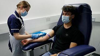 یکی از داوطلبان آزمایش واکسن در بریتانیا