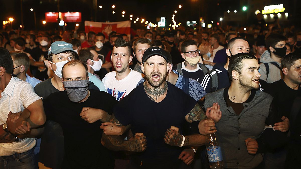 Los manifestantes se mantienen en fila durante una protesta después de las elecciones presidenciales en Minsk, Bielorrusia, el 9 de agosto de 2020.