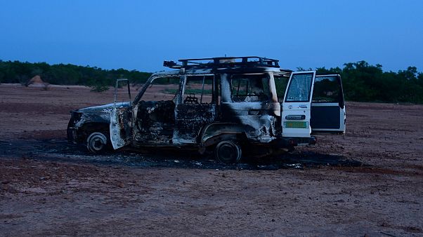 Ausgebranntes Autowrack der Opfer Ausgebranntes Autowrack der Opfer
