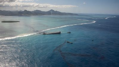 Une marée noire menace l'île Maurice, des habitants se mobilisent
