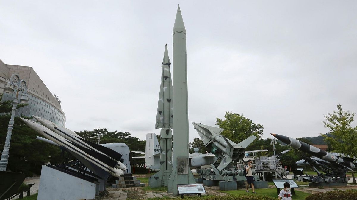 مجموعه‌ای از موشک‌های ساخت دو کره در موزهٔ جنگ کره، واقع در سئول