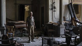 رودريك سرسق يقف في قصره المدمر إثر انفجار مرفأ بيروت، السبت 8 آب أغسطس 2020