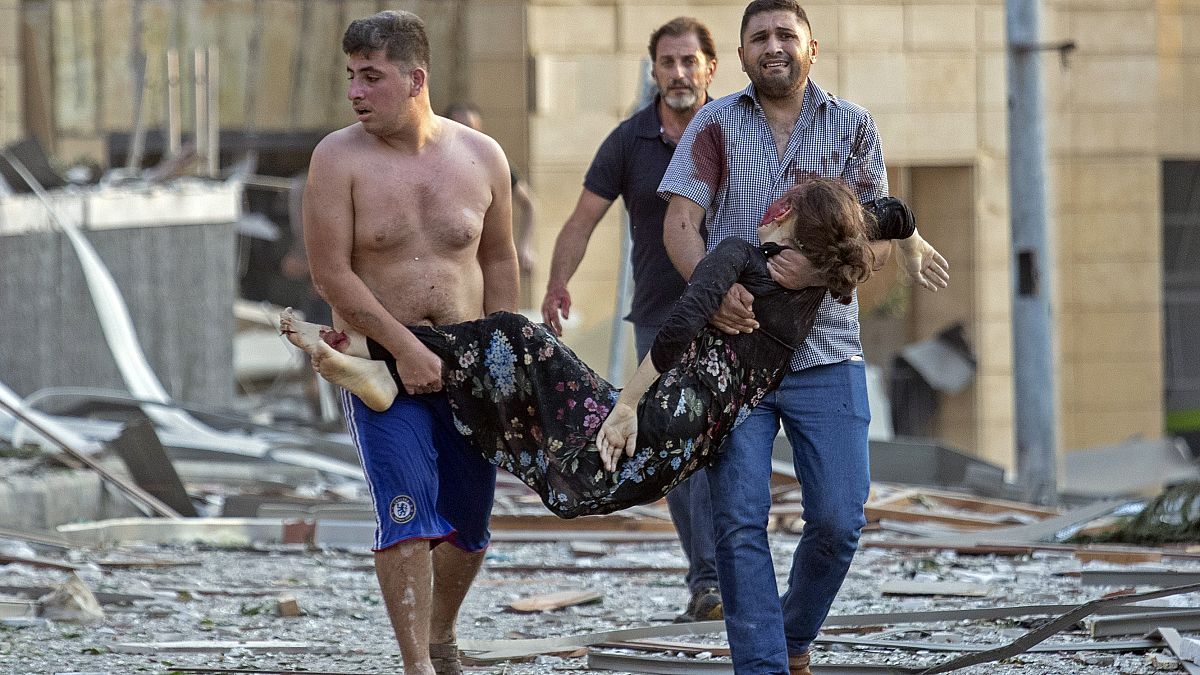 إسعاف الجرحى بعد التفجير في بيروت