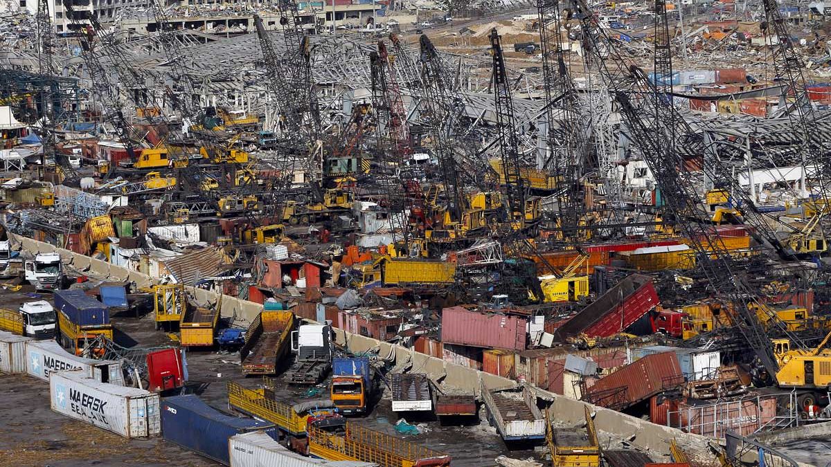 Camion e container distrutti a Beirut nella zona del porto fotografati il 10 agosto 2020. I leader mondiali hanno promesso quasi 300milioni di aiuti umanitari immediati
