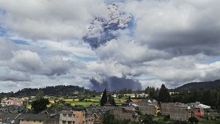 El Monte Sinabung arroja materiales volcánicos al aire mientras entra en erupción en la localidad de Karo, Sumatra del Norte, Indonesia, el 10 de agosto de 2020.