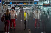 Érkező utas testhőmérsékletét mérik a Liszt Ferenc-repülőtéren 2020. július 17-én.