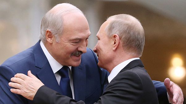 Lukaşenko ve Putin uzun yıllardır yakın siyasi ilişkilere sahip. Lukaşenko ve Putin uzun yıllardır yakın siyasi ilişkilere sahip.