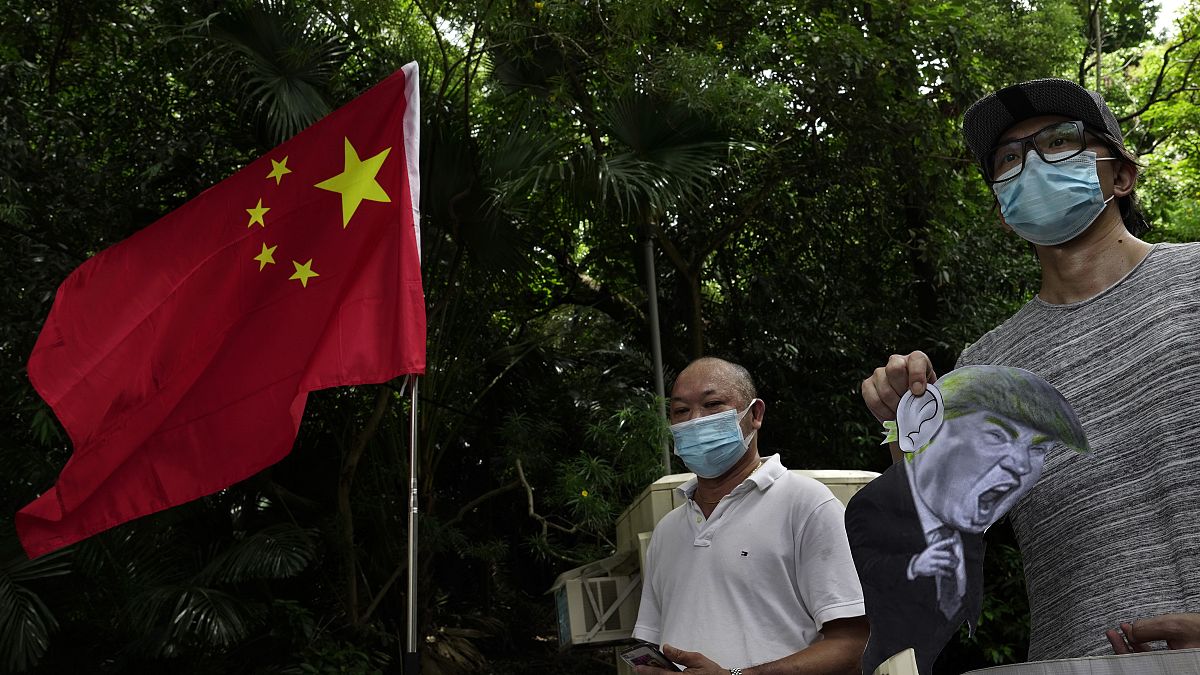 مؤيدون للصين يسخرون من الرئيس الأمريكي دونالد ترامب خلال احتجاج خارج القنصلية الأمريكية في هونغ كونغ، 8 أغسطس 2020.