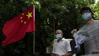 مؤيدون للصين يسخرون من الرئيس الأمريكي دونالد ترامب خلال احتجاج خارج القنصلية الأمريكية في هونغ كونغ، 8 أغسطس 2020.