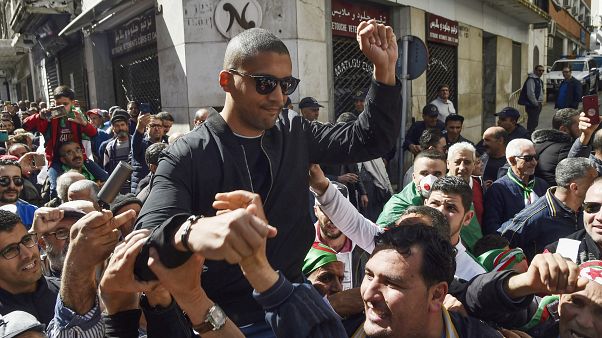 الصحفي خالد درارني محمولاً على الأعناق خلال إحدى المظاهرات الصحفي خالد درارني محمولاً على الأعناق خلال إحدى المظاهرات