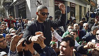 الصحفي خالد درادني محمولا على الأعناق خلال مظاهرة في الجزائر العاصمة