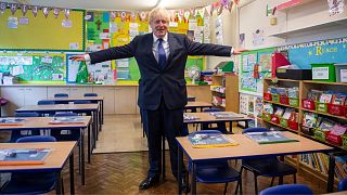 بوریس جانسون،‌ نخست‌وزیر بریتانیا در یک مدرسه
