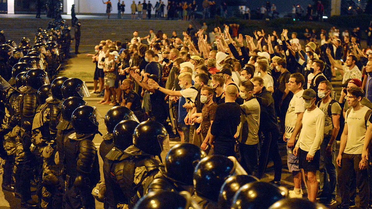 Manifestanti vs polizia nel giorno delle presidenziali a Minsk, Bielorussia, il 9 agosto  2020