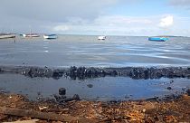 نشت سوخت در آب‌های جزیره موریس؛ کشتی ممکن است دو نیم شود
