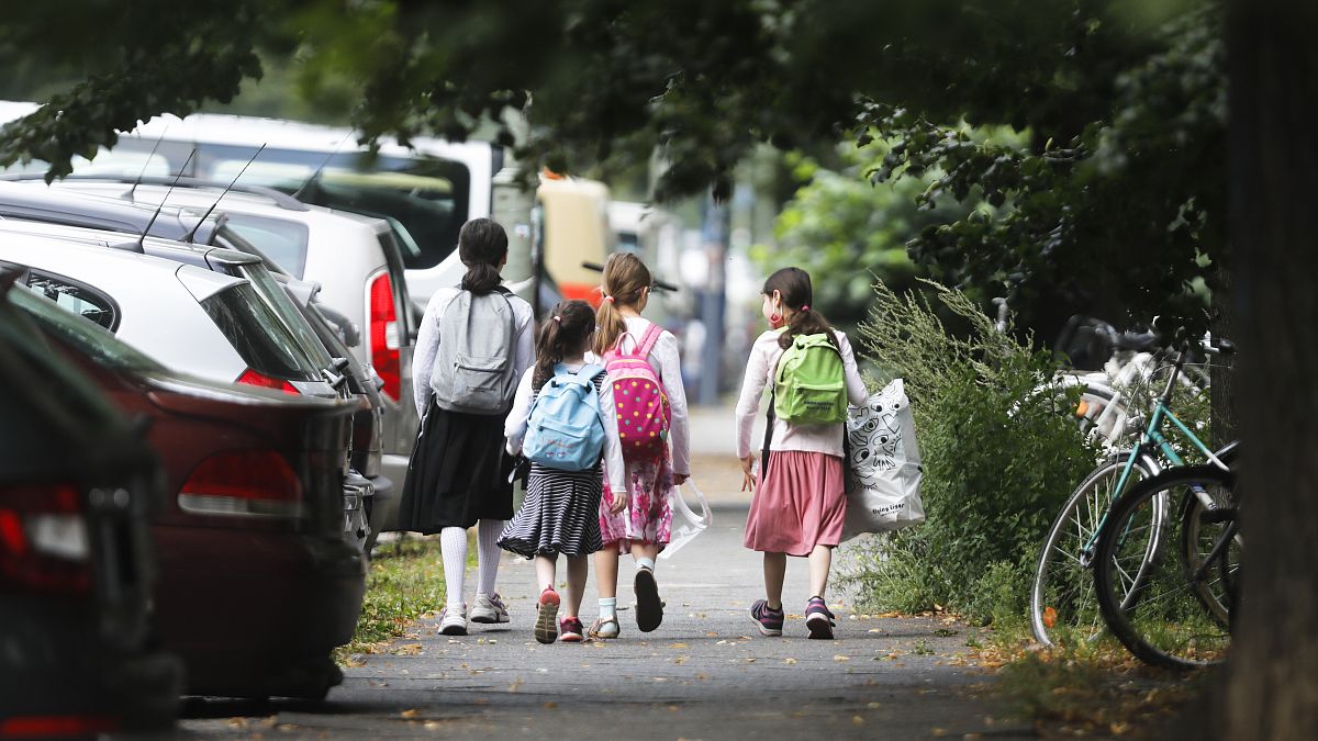 أطفال في العاصمة الألمانية برلين متوجهين  إلى مدارسهم في أول يوم للعام الدراسي 2021-2020