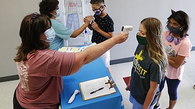A koronavírus-járvány idején gyerekeket tesztelnek Texasban