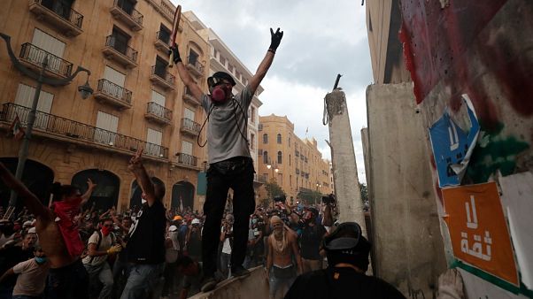 I manifestanti festeggiano l'annuncio delle dimissioni del governo, Beirut I manifestanti festeggiano l'annuncio delle dimissioni del governo, Beirut