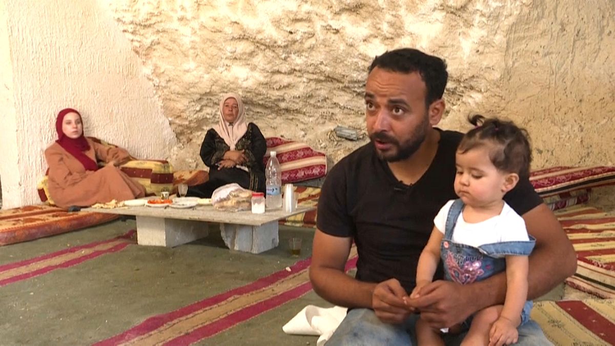 عائلة فلسطينية تقطن في كهف