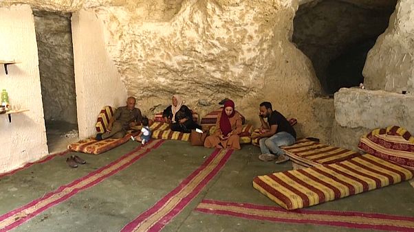 Un Palestinien vivant dans une grotte menacé d'expulsion par Israël Un Palestinien vivant dans une grotte menacé d'expulsion par Israël