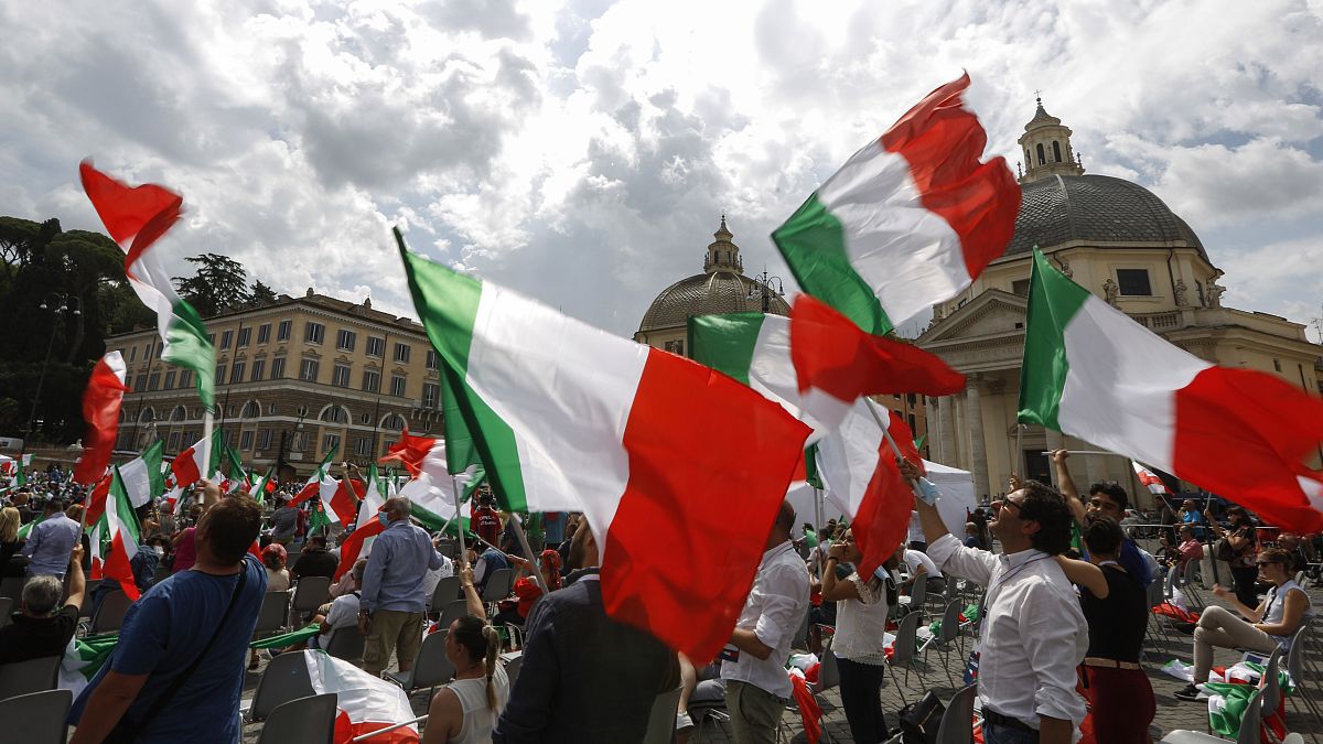 مسيرة في إحدى ساحات روما لمؤيدي يمين الوسط الإيطالي المعارض 