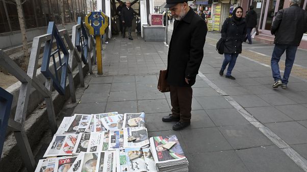 Tahran'da bir gazete standı Tahran'da bir gazete standı