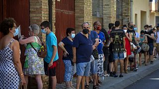 Varias personas esperan su turno para un test masivo de coronavirus en Vilafranca del Penedès (Barcelona)