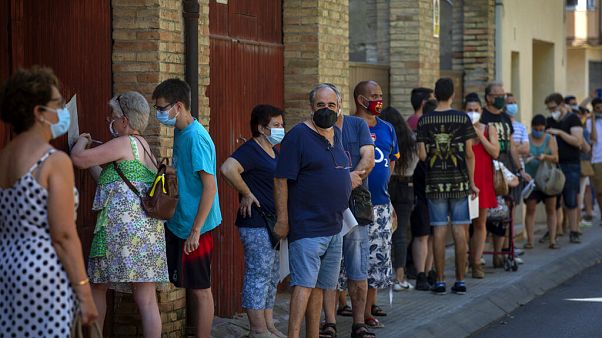 Varias personas esperan su turno para un test masivo de coronavirus en Vilafranca del Penedès (Barcelona) Varias personas esperan su turno para un test masivo de coronavirus en Vilafranca del Penedès (Barcelona)