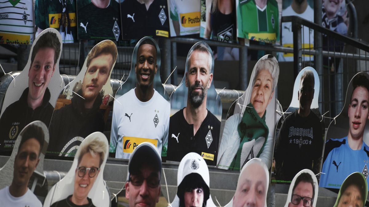 صور المشجعين في المدرجات، ملعب بوروسيا بارك لكرة القدم في مونشنجلادباخ، غرب ألمانيا، 19 مايو 2020